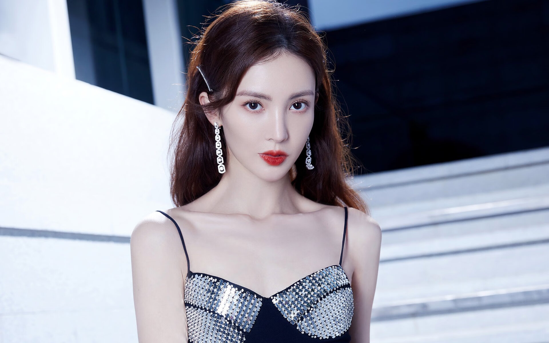 城市夜空激光划水，科技与运动的梦幻结合，夜空中的激光束