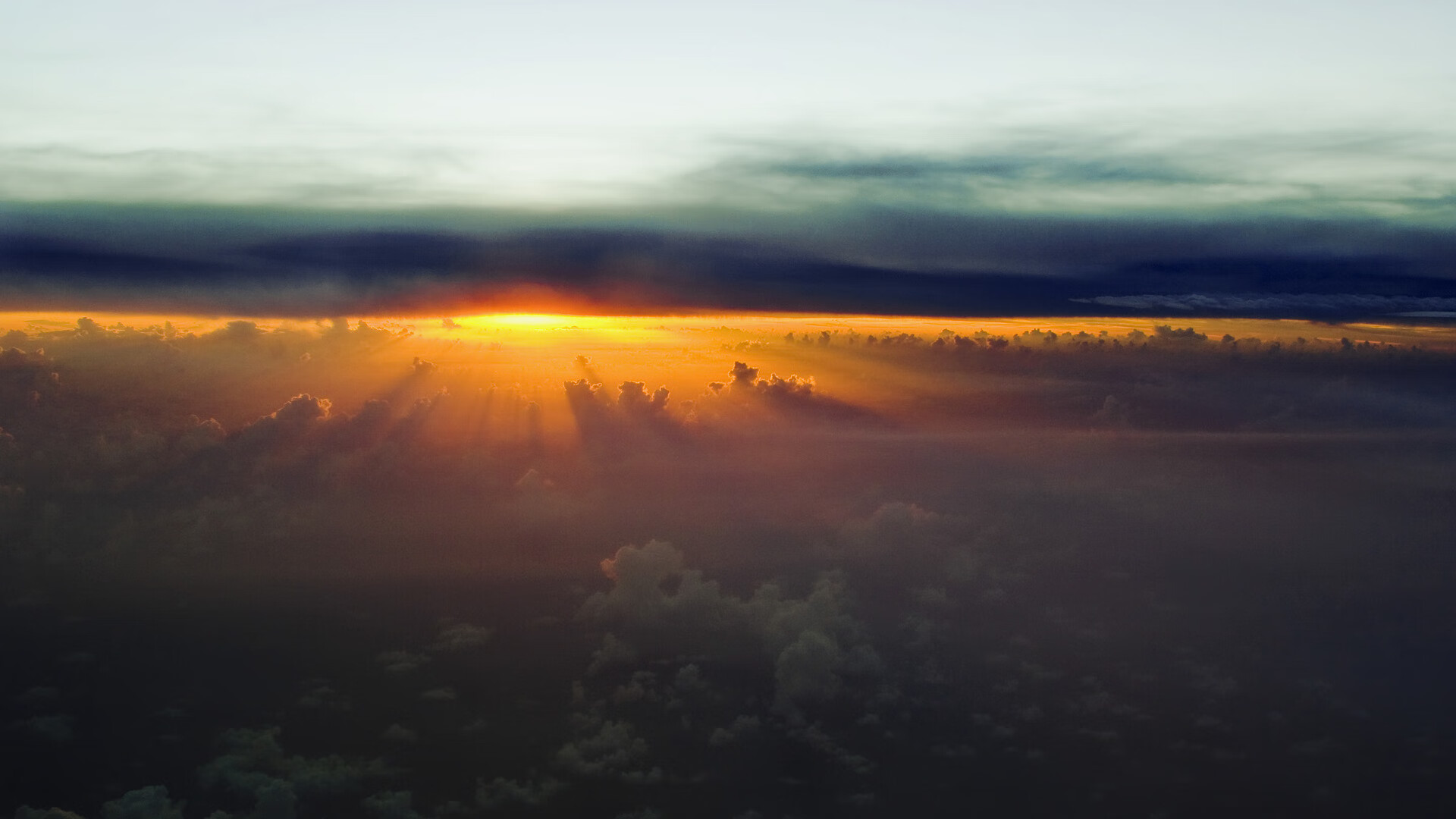 里昂中前场默契配合提升攻防转换速度，里昂中锋