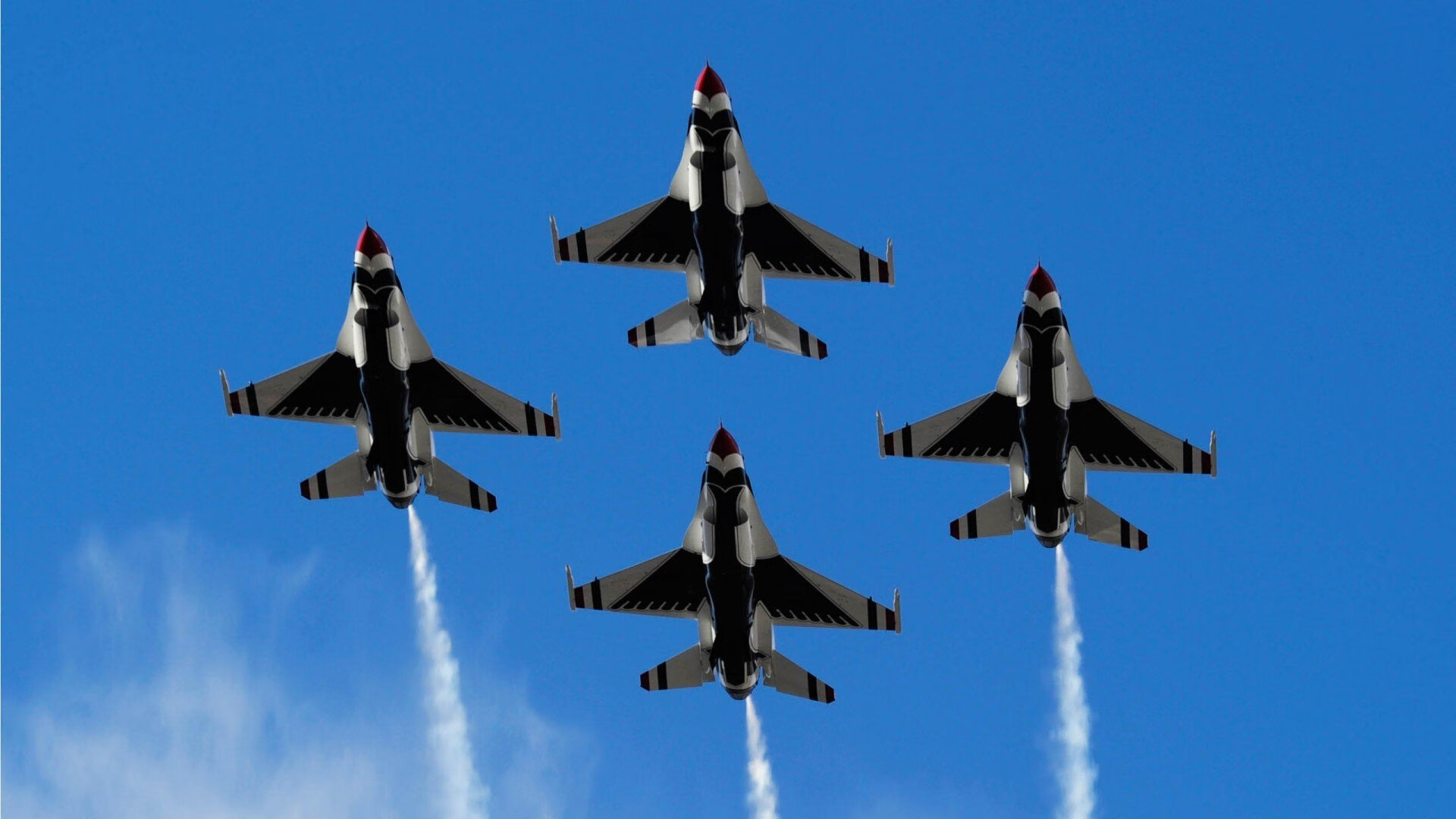 马刺年轻中锋训练中展示强悍内线能力,马刺的中锋